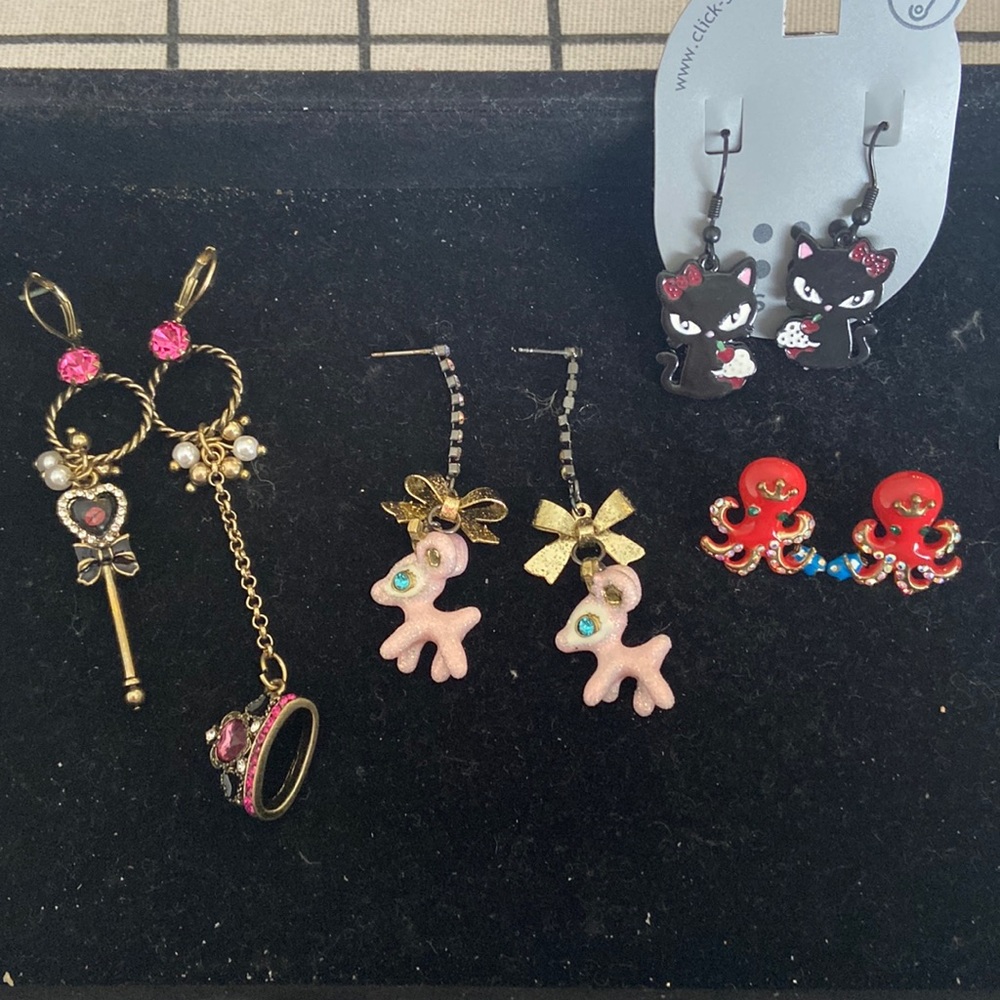 Showroom earrings sample lot of 4